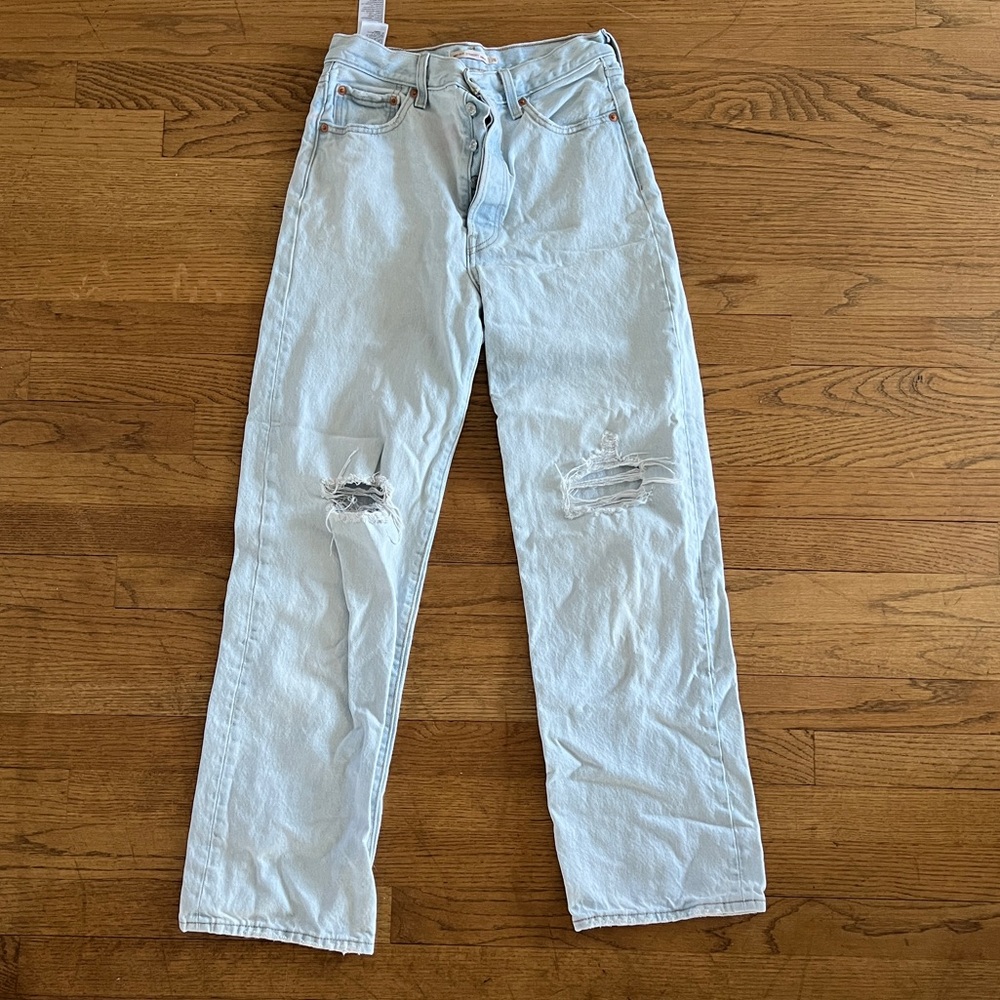 Levi’s Ribcage Straight Light-Wash Ankle Jeans (26)